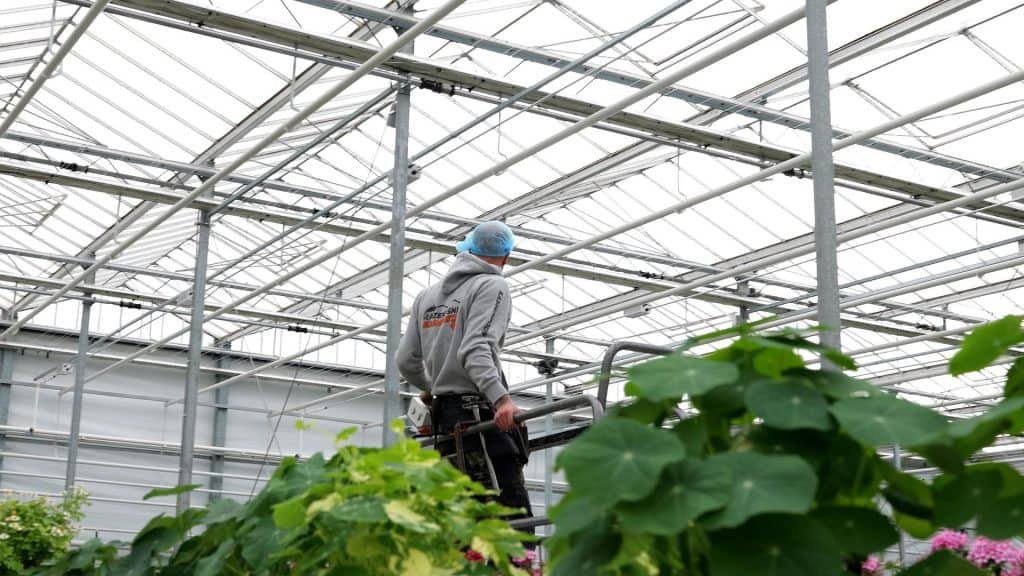 preventief-kasonderhoud-ike Reinigen van goten en afvoeren om slijtage en schade te voorkomen – belangrijk voor tuinders die stormschade willen beperken. Neem contact op voor inzicht in kosten.